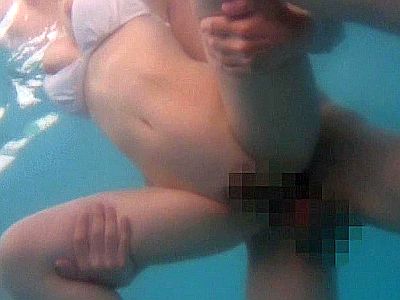 水面下で行われる不貞行為… 巨乳母親とわが子がプールでこっそりFUCK